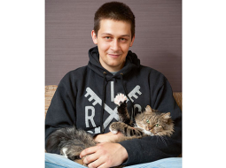 Niklāvs Sekačs ar Pici — viņai par godu mugursoma apdrukāta ar kaķīšu galvām.