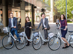Jādodas pie klienta? Nordea izmanto dienesta velosipēdus! No kreisās: bankas darbinieki Artūrs Ieviņš, Signe Lonerte, Nordea Finance valdes priekšsēdētājs Latvijā Ivars Šmits un Agate Tautiete.