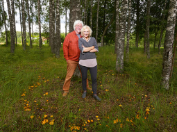 Valda un Haralds birztalā dabiski izaugušā kārtējā gaileņu aplī.