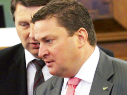 Izmeklēšana novedusi līdz vienas personas apsūdzībai skaļākajā balsu pirkšanas skandālā 12.Saeimas vēlēšanās, kas saistīts ar plusu birumu Dzintaram Zaķim (Vienotība). Toties konkurentu baumas par kriminālprocesu saistībā ar Raimonda Vējoņa (ZZS) ievēlēšanu nav apstiprinājušās.