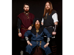 Skyforger šopavasar: (no kreisās) Alvis Bernāns (ģitāra), Pēteris Kvekovskis (ģitāra, balss) un Edgars Grabovskis (bass). Fotogrāfijā nav grupas ilggadējā bundzinieka Edgara Krūmiņa, kuram bija jābūt darbā.