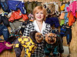 «Tiem, kas dzīvo laukos, vajag praktisku apģērbu, lai suni aizsargātu. Pelēku, brūnu, tumši zilu, melnu kā Zviedrijā. Tiem, kas dzīvo Jūrmalā, vajag kaut ko košu, ar akmentiņiem, lai izrādītos. Pirms vasaras viņi pasūta suņu kleitas, iet staigāt pa Jomas ielu. Katram savs,» secina Tatjana Felsberga.