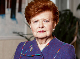 Vaira Vīķe–Freiberga.