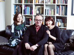 Vecāķu mājās. «Man liekas, ka esmu jūsu abu mikslis, gan izskatā, gan arī mākslā,» vecākiem Vijai un Kasparam Zariņiem saka meita Paula (no kreisās).