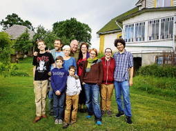Brīvprātīgie saimniecībā pie Smiltenes. Mihails no Austrijas, Elvīra no Šveices, Eimija no Francijas, ungāru ģimene — mamma Endži, tētis Pēteris, Florians, Adorians un Valera.