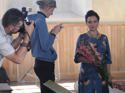 Aktrise Sandra Kļaviņa spēlē Madaru, kas filmā dodas uz Alsungu meklēt māti. Foto: Lauris Aizupietis, F64