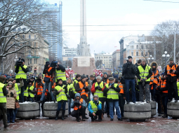 Fotogrāfi pie Brīvības piminekļa pagājušā gada 16.marta pasākumā. Foto: Ieva Lūka, LETA