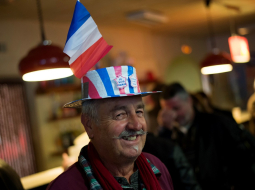 Francijas Nacionālās frontes atbalstītājs vēlēšanās. Foto: AFP/LETA