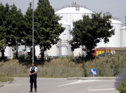 Policija pie Francijas gāzes rūpnīcas, kurai uzbruka islāmists. Foto: AFP/LETA