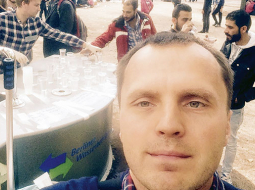 Egila pašportrets bēgļu nomentē Berlīnē. Lai saprastu cilvēkus, kas mūk no kara, vinš aicina parunāt ar vecākiem vai vecvecākiem, kas paši pieredzējuši karu