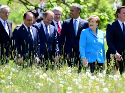 Donalds Tusks (centrā, uzlicis roku uz pleca Francijas prezidentam Fransuā Olandam pastaigā kopā ar G7 valstu līderiem). Priekšā britu premjerministrs Deivids Kamerons un Vācijas kanclere Angela Merkele, aiz viņiem ASV prezidents Baraks Obama. Foto: EPA/LETA
