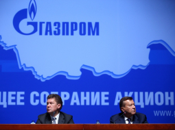 Krievijas holdinga "Gazprom Media" vadītājs Dmitrijs Černišenko un Krieviojas propagandas rupora "Russia Today" galvenā redaktore Margarita Simonjana Krievijas mediju sanāksmē. Foto: ITAR-TASS/LETA