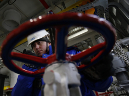 Strādnieks "Gazprom" gāzes vada kontrolpunktā. Foto: AFP/LETA