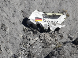 Daļa no "Germanwings" lidmašīnas atliekām Francijas Alpos pēc katastrofas. Foto: EPA/LETA