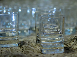 Alkoholisko dzērienu glāzes. Foto: Ieva Čīka, LETA