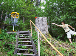 Diskgolfu spēlē ar tieši šai spēlei paredzētu lidojošu disku un no stieņiem un ķēdēm izgatavotu grozu.