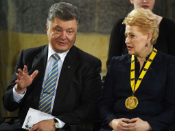 Lietuvas prezidente Daļa Grībauskaite (no labās) un Ukrainas prezidents Petro Porošenko tikšanās laikā Vācijas pilsētā Āhenē. Foto: AFP/LETA