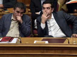 Grieķijas premjerministrs Aleksis Ciprs (no labās) un finanšu ministrs Eiklīds Cakalots parlamenta sēdē. Foto: AFP/LETA