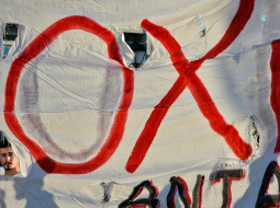 Grieķijas "nē" teicēju plakāts saplēsts pie Eiroparlamenta ēkas. Foto: AFP/LETA