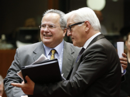 Jaunais Grieķijas ārlietu ministrs Nikoss Kotzias (no kreisās) Briselē tiekas ar Vācijas ārlietu ministru Franku Valteru Šteinmeieru. Foto: EPA/LETA