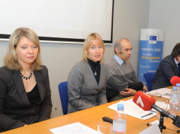 Latvijas Universitātes (LU) Filozofijas un socioloģijas institūta pētnieces Inta Mieriņa (no kreisās), Inese Šūpule, LU Ekonomikas un vadības fakultātes profesors Mihails Hazans un pētījuma līdzautors Mārtiņš Kaprāns piedalās Latvijas vēsturē lielākās ārzemēs dzīvojošo latviešu aptaujas rezultātu prezentācijas pasākumā. Foto: Ieva Lūka, LETA