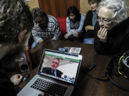 Novosibirskas iedzīvotāji klausās Mihaila Hodorkovska uzstāšanos šogad marta beigās "Atvērtās Krievijas" teletiltā. Foto: ITAR-TASS/LETA