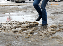 Ledus, sniega un ūdens pilnās Rīgas ielas. Foto: Ieva Lūka, LETA