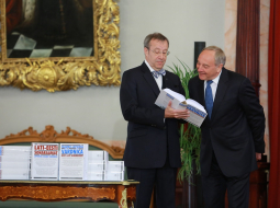 Igaunijas prezidents Tomass Hendriks Ilvess (no kreisās) un Latvijas prezidents Andris Bērziņš igauņu-latviešu vārdnīcas atklāšanā. Foto: Dmitrijs Suļžics, F64