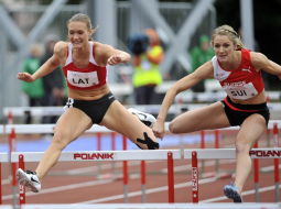 Laura Ikauniece-Admidiņa barjerskrējienā Eiropas čempionātā. Foto: Romāns Kokšarovs, F64