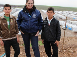 Liene Veide kopā ar bēgļu bērniem. Foto: R.Rasheed/UNHCR