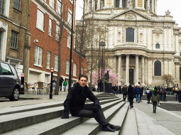 Reinis Zariņš Londonas centrā  pie Svētā Pāvila katedrāles.