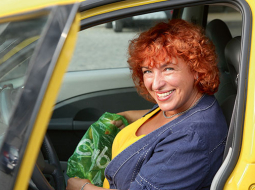 Ikdienā Solveiga ar melnu busiņu vadā pa Briseli ierēdņus. Dzeltenais auto ir viņas privātais braucamais.