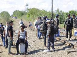 Nelegālie imigranti gaida uz Serbijas - Ungārijas robežas. Foto: EPA/LETA