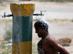 Strādnieks Indijā atvēsinās. Foto: EPA/LETA