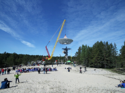 Atjaunotā radioteleskopa RT-32 antena, kura tiek pacelta atpakaļ balsta tornī Ventspils Starptautiskajā radioastronomijas centrā Irbenē. Foto: Ieva Čīka, LETA