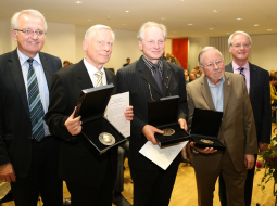 Pēc apbalvojuma saņemšanas - Trivimi Velliste (otrais no kreisās), Dainis Īvāns un Vītauts Landsberģis. Foto: Rainer Wenning