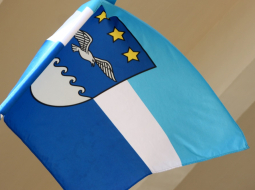 Pārsvarā termiņuzturēšanās atļauju saņēmēji īpašumus iegādājas Jūrmalā un Rīgā. Attēlā - Jūrmalas karogs. Foto: Rebeka Žeire, LETA