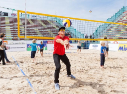 Pludmales volejbolists Jānis Šmēdiņš iemēģina jauno stadionu. Publicitātes foto