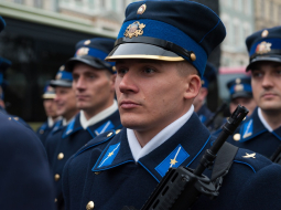 Latvijas karavīrs Lācplēša dienas parādē. Foto: Vladislavs Proškins, F64