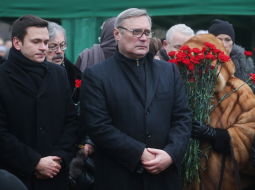 Opozīcijas partijas "Parnass" pārstāvji Mihails Kasjanovs (no labās) un Iļja Jašins noslepkavotā Borisa Ņemcova bērēs. Foto: ITAR-TASS/LETA