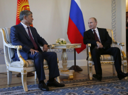 Krievijas prezidents Valdimirs Putins šogad 16.martā tiekas ar Kirgizstānas prezidentu Almazbeku Atambajevu. Foto: AFP/LETA