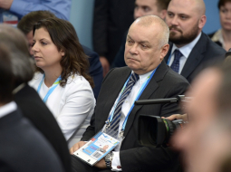 Dmitrijs Kiseļovs (centrā). Foto: ITAR-TASS/LETA