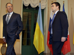 Ukrainas ārlietu ministrs Pavlo Kļimkins (pa labi) un Krievijas ārlietu ministrs Sergejs Lavrovs pēc tikšanās Berlīnē. Foto: AFP/LETA