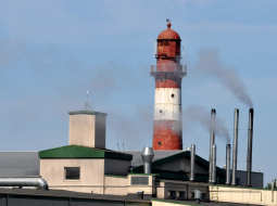 Zivju pārstrādes uzņēmuma "Kolumbija" dūmeņi. Foto: Dāvis Gūtmanis, LETA