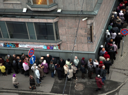 Pirms pāris gadiem un arī tagad. Vairāki simti Krievijas pensionāri, kuri saņem pensiju no Krievijas pensiju fonda, stāv garā rindā pie Maskavas nama, lai saņemtu talonu, kas vēlāk ļaus noformēt izziņu, tādējādi apliecinot, ka viņi ir dzīvi. Foto: Edijs Pālens, LETA
