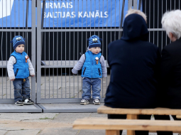 No bērna kājas - Krievijas propagandas vidē. Skats uz šāgada 9.maija svinētājiem. Foto: Evija Trifanova, LETA