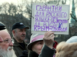 Ātri aizmirstas - pirms gada Rīgā pie Francijas vēstniecības partijas "Par cilvēka tiesībām vienotā Latvijā" rīkotajā piketā Krimas atbalstam tika prasītas "garantijas krievu valodai no Sevastopoles līdz Rīgai". Foto: Ieva Čīka, LETA