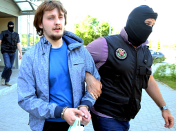 Andreju Popko un viņa domubiedru tiesā nogādāja Drošības policija. Foto: Ieva Čīka, LETA