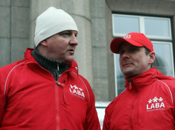 Arodbiedrības "LABA" priekšsēdētājs Raimonds Gailis (no labās) un arodbiedrības valdes priekšsēdētāja vietnieks Vladislavs Bartaševičs piedalās arodbiedrības "LABA" rīkotajā protesta akcijā par PVN likmes samazināšanu siltumapgādei pirms pāris gadiem. Foto: Edijs Pālens, LETA