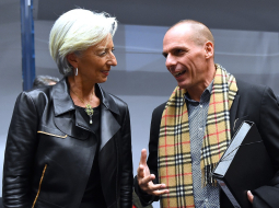 SVF vadītāja Kristīna Lagarda (no kreisās) sarunā ar Grieķijas finanšu ministru Jani Varufaki. Foto: AFP/LETA